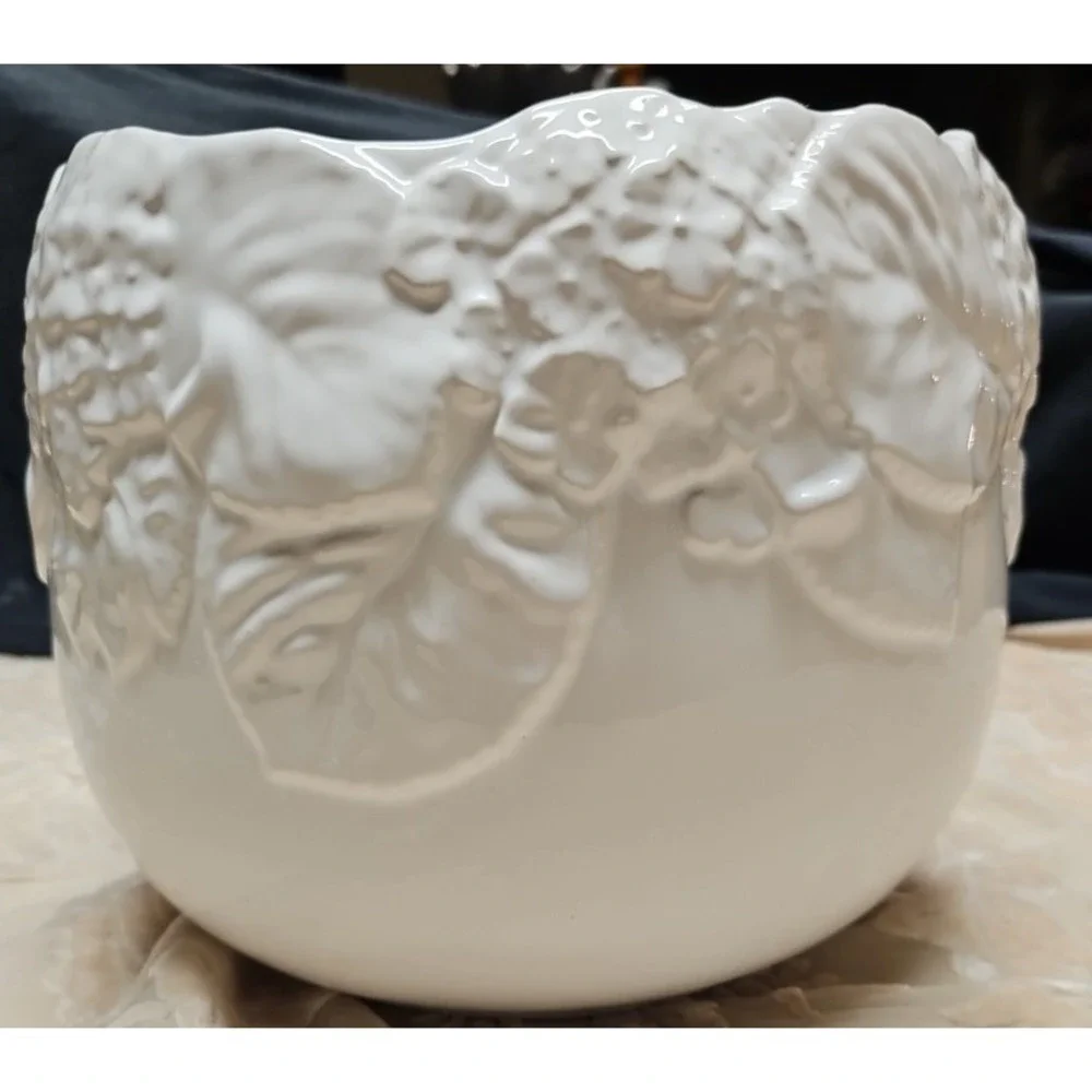 Vntg‎ Large white planter with leaves and flowers molded in pottery